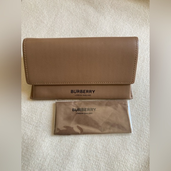 BURBERRY SUNGLASSES CASE - Picture 1 of 5